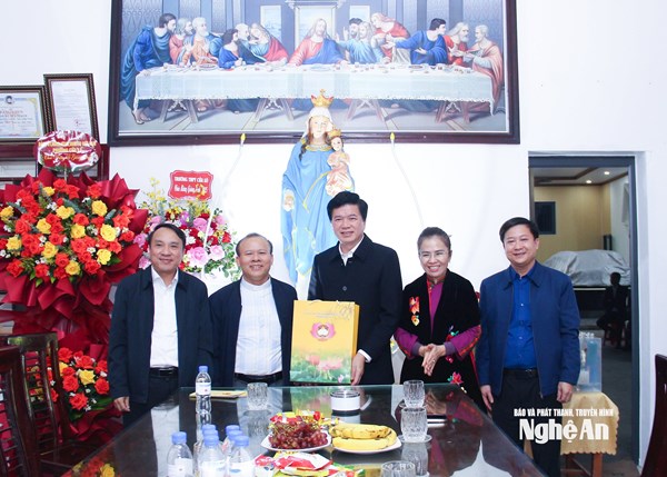 Nghệ An: Chủ tịch Ủy ban MTTQ Việt Nam tỉnh chúc mừng Giáng sinh Giáo họ Yên Trạch, phường Cửa Lò